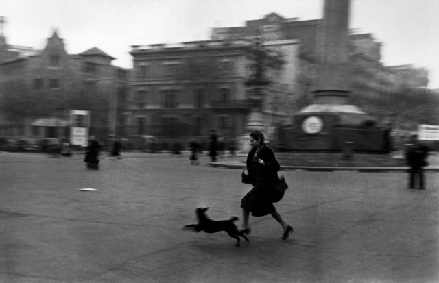 「空襲警報が鳴り響く中、防空壕へと急ぐ女性」スペイン、バルセロナ 1939 年1 月