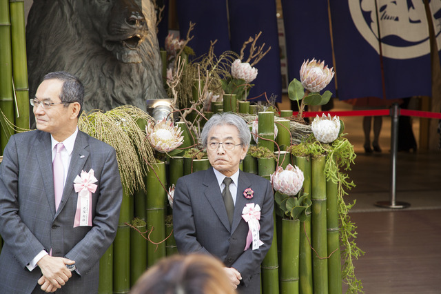 ショッピングバッグをデザインした森口邦彦氏