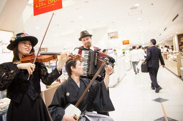 オープンと同時に多くの来店客が