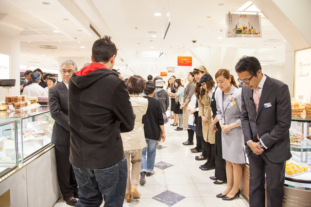 オープンと同時に多くの来店客が