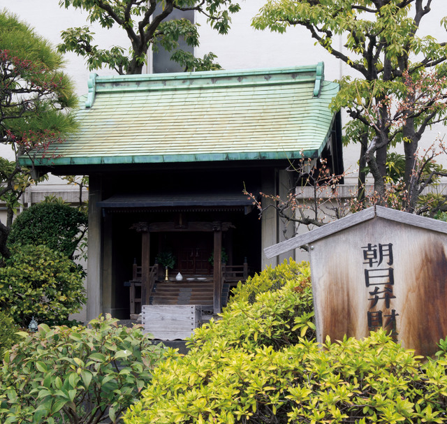 伊勢丹新宿店屋上にある朝日弁財天は火伏せ・商売の神様