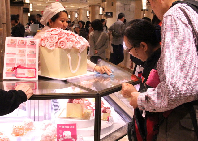 日本橋三越のマドモワゼルCのディスプレイを見入る来店客