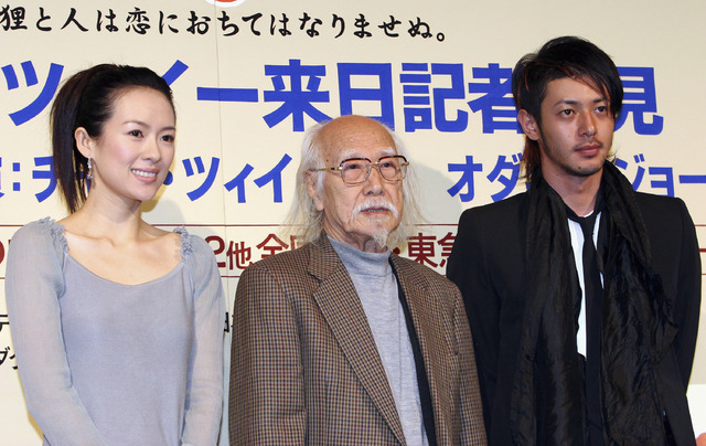 『オペレッタ狸御殿』監督の鈴木清順、出演したオダギリジョー、チャン・ツィイー