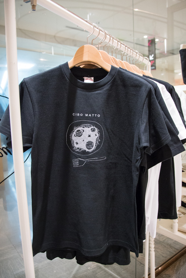 パスタの中に宇宙が現れたチボマットの限定Tシャツ