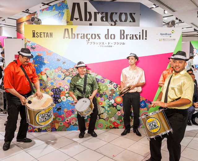 ブラジルフェアのオープニングセレモニーの様子。軽快なブラジル音楽でセレモニーはスタート