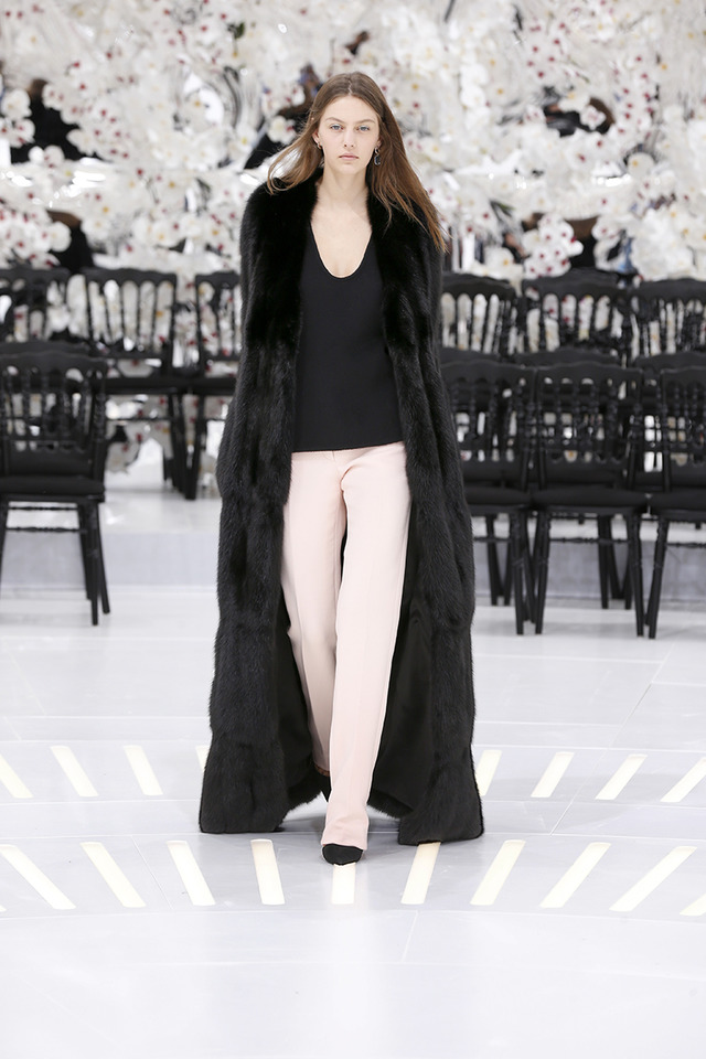 LOOK 25,LONG BLACK ZIBELINE COAT WITH BLACK WOOL TOP AND PALE PINK WOOL PANTS.