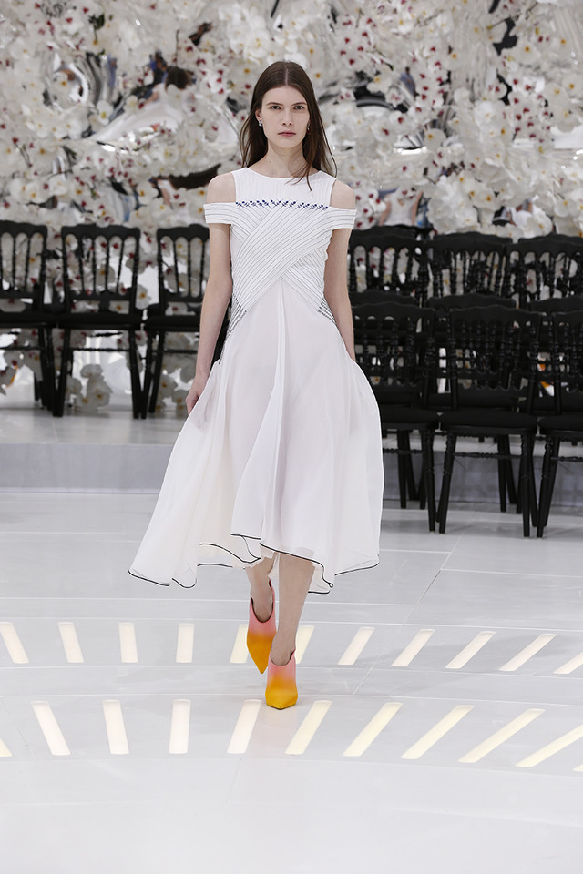 LOOK 60,EMBROIDERED WHITE PLEATED SILK DRESS.