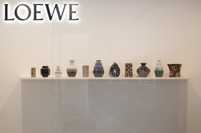 カサ ロエベ 表参道1階階段室壁面に濱田窯の陶器が並ぶ。右から四つ目がCUBE、五つ目がTIE
