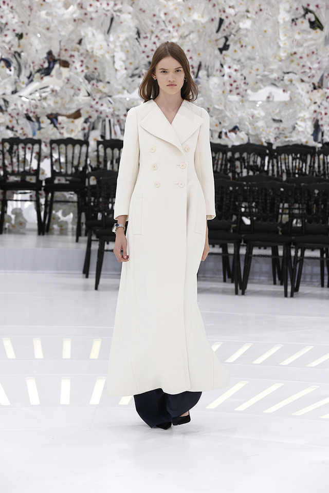 LOOK 21,LONG OFF WHITE WOOL COAT WITH DARK BLUE WOOL PANTS.