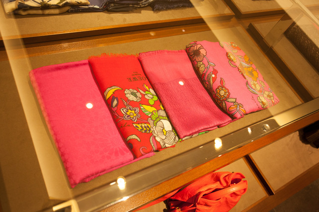 色彩豊かなスカーフも同期間、店頭に並ぶ