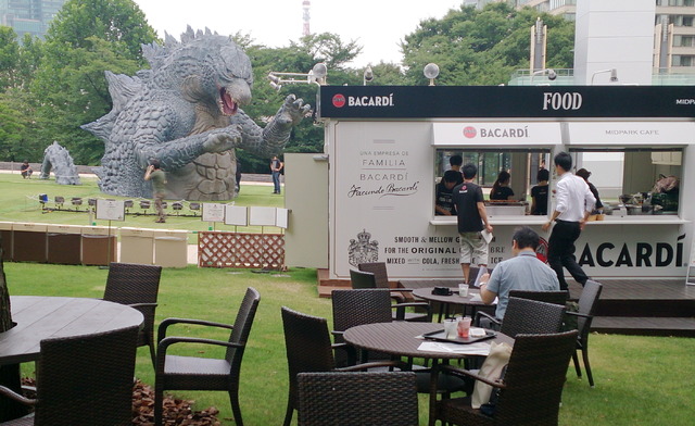 バカルディカフェからはゴジラのオブジェが眺められる