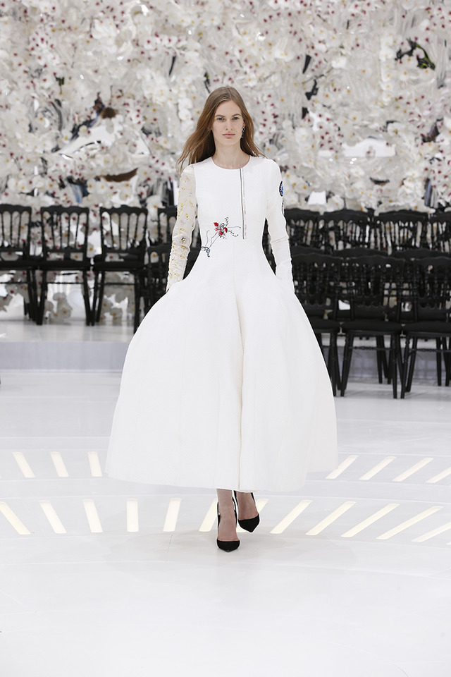 LOOK 2,EMBROIDERED WHITE SILK DRESS.