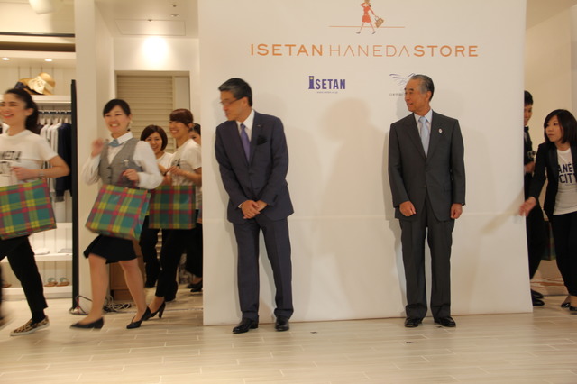 「ISETAN-TAN-TAN」のダンスを披露する従業員