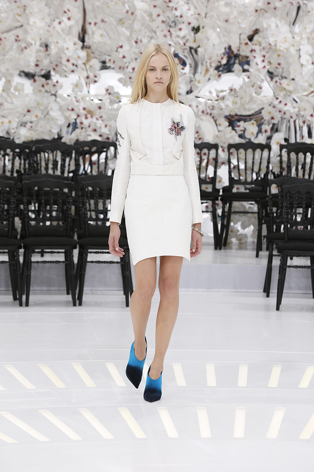 LOOK 31,OFF WHITE JACQUARD SILK PLEATED JACKET WITH OFF WHITE JACQUARD SILK SKIRT.