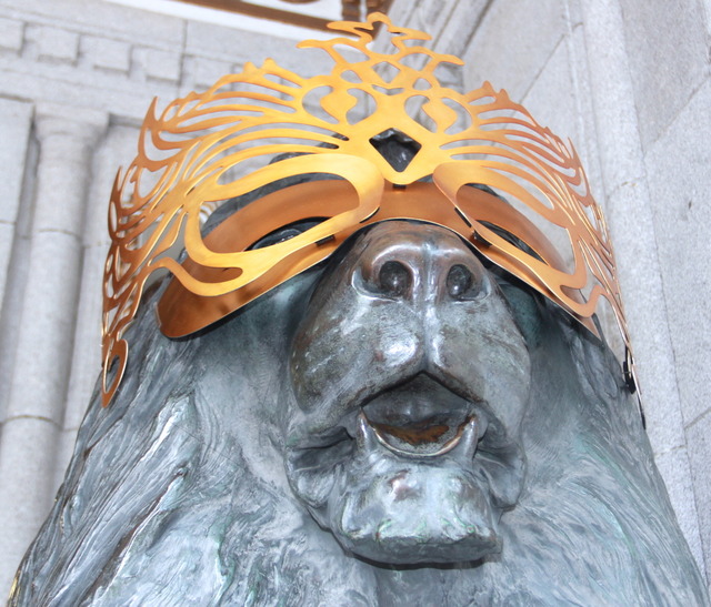ゴールドマスクで変装する三越ライオン像