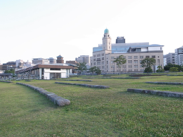 左の建物が象の鼻テラス