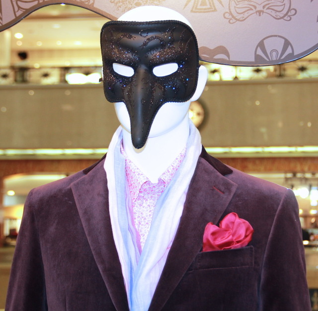 ファッションフロアではマスクを着用した秋物スタイリングが展示されている