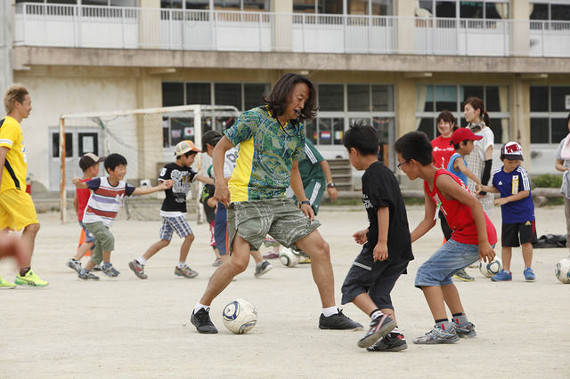 石巻で「子どもサッカー教室」を開いた北澤豪