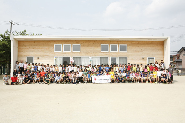 トッズの寄付により設立された向陽小学校学童施設の前で