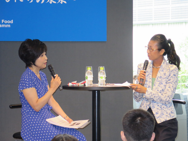 銀座三越でトークショーを行った竹下景子さん