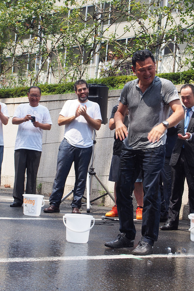 氷水を被る楽天代表の三木谷浩史