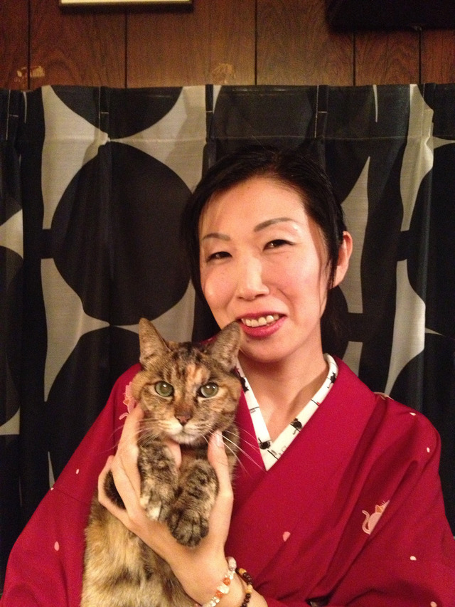 「カフェ・ギャラリー ねこまる茶房」店長の丸山晶代さんと愛猫