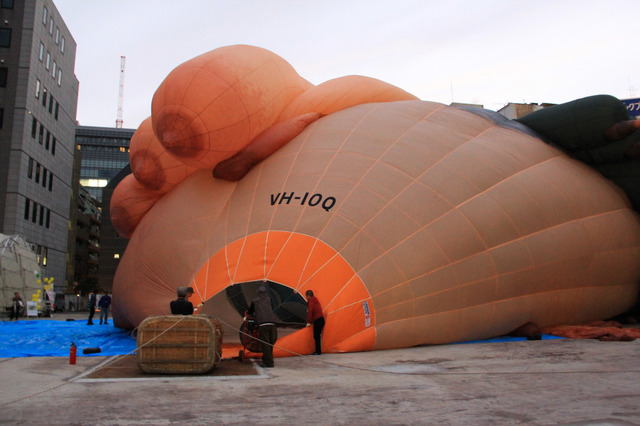 巨大気球作品「スカイホェール（Skywhale）」に空気を送り込んでいる