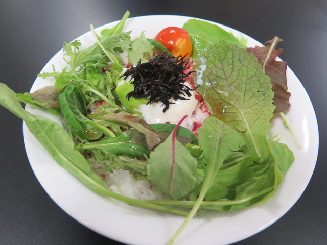 ビストロ コムニの「牛とろ丼」