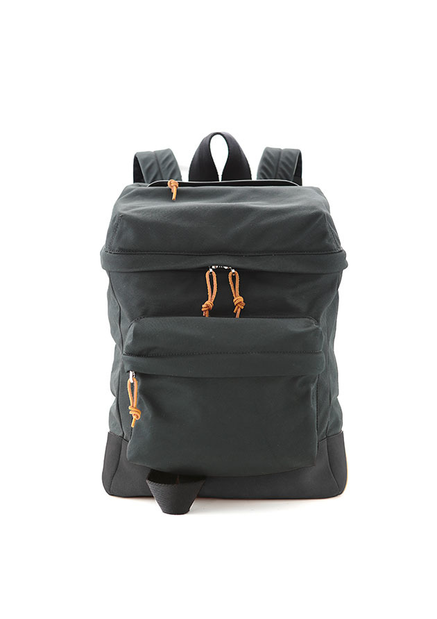 BLACK CANVAS BACKPACK WITH SUEDE BASE（W40cm x H26cm x D18cm） 12万7,000円</br>15SSメンズコレクションに登場する多機能バックパックの オールブラックカラーを特別にステージ先行発売。