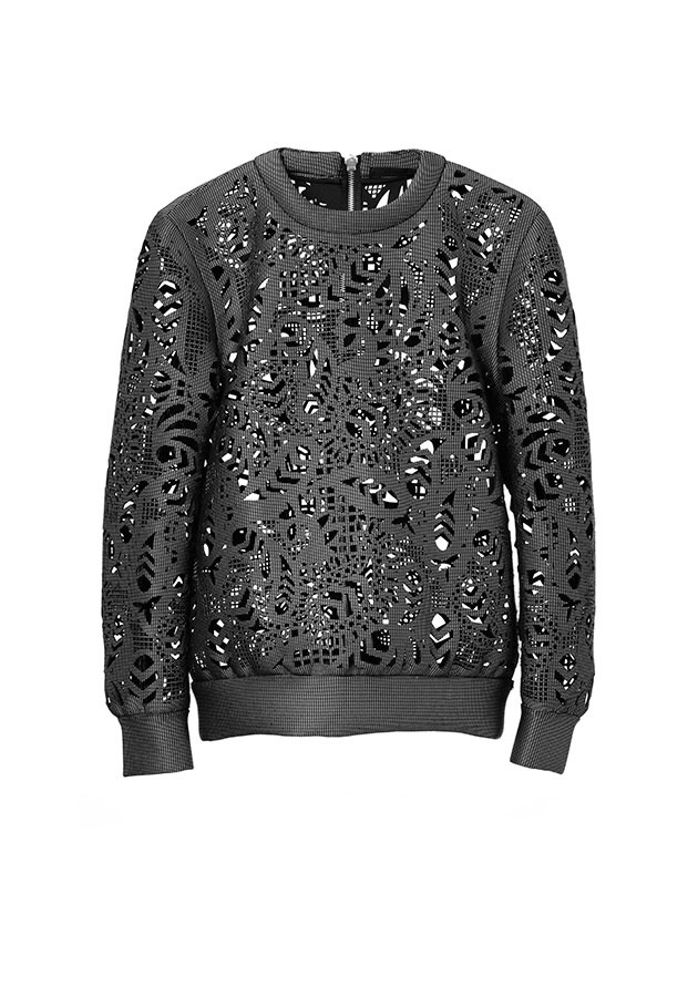 OVERSIZED CREWNECK PULLOVER WITH LASER CUT PAISELY（伊勢丹新宿店限定） 24万円</br>特殊なレーザーカットでペイズルー柄を表 現したアレキサンダーワンらしい手の込ん だ限定ブルゾン。