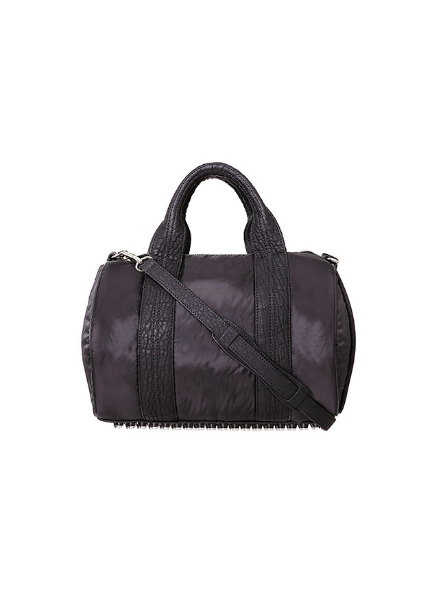 ROCC0 BLACK SHINY PADDED BRUSHED NYLON（W34.3cm x H23.5cm x D23.5cm） 12万0,000円</br>ナイロン素材により軽量化され たスポーティーな装いのアイコ ンバッグ。三越伊勢丹限定。