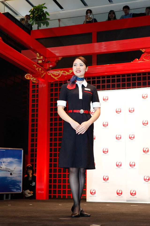 JAL＆JALエクスプレスが最初で最後の歴代制服ファッションショー。合弁を記念して