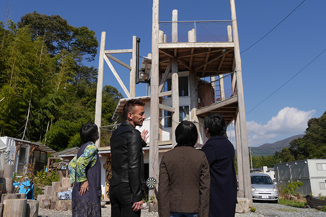 お披露目パーティー前日にジョルジョ・グラッシ・ダミアーニ副社長と中田氏は陸前高田の「みんなの家」を訪れた