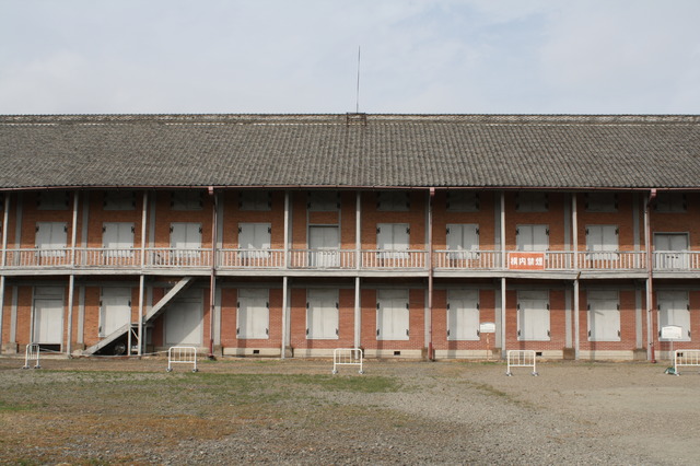 西繭倉庫も東繭倉庫と同じく2階は繭の貯蔵庫。1階は石炭置き場だったので当時は壁がなかった