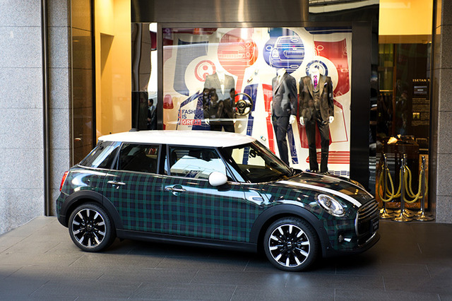 イセタンメンズと、ドイツ自動車BMWがコラボレーションした「The New Blackwatch MINI」お披露目