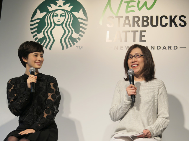 スターバックス コーヒー ジャパン株式会社 マーケティング・カテゴリー本部 執行役員の堀江裕美さん、女優・キャスターのホラン千秋さん