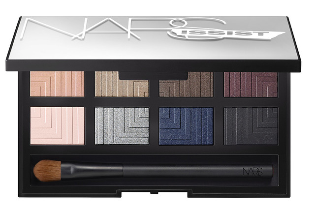 「NARS ザ ナーズイスト デュアルインテンシティーアイシャドーパレット」は、8色シャドーにウェット・ドライ両用ブラシを内蔵