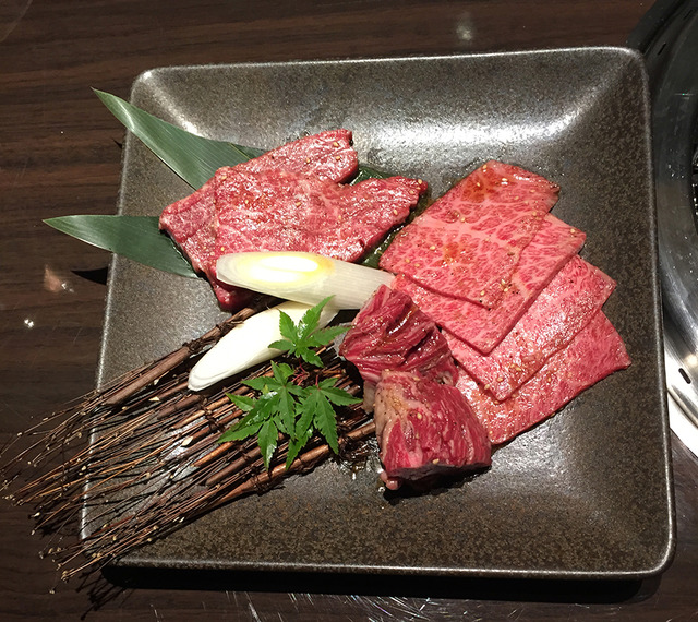 焼肉不毛の地・青山にスタイリッシュな焼肉店「焼肉 碧山」オープン