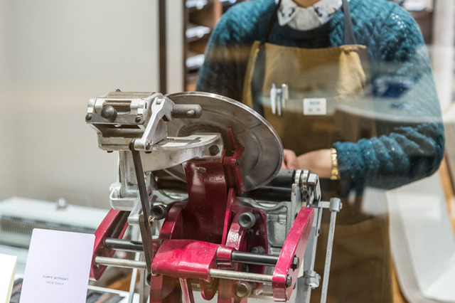 伊勢丹新宿店のステーショナリー工房に、活版印刷と箔押しを手掛ける工房がオープン