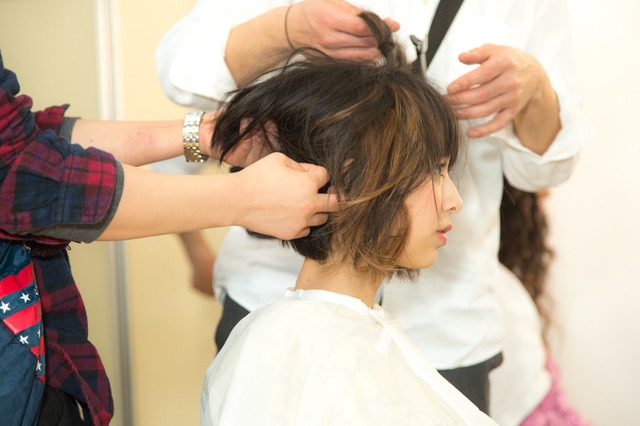 ヘアスタイリング中の玉井