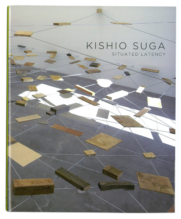 「Kishio Suga: Situated Latency　菅木志雄：置かれた潜在性」長谷川祐子、関直子（東京都現代美術館）、サイモン・グルーム（スコットランド国立近代美術館）