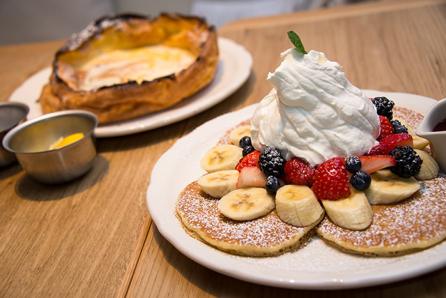 「オリジナルパンケーキハウス（THE Original PANCAKE HOUSE）」の看板メニュー「ダッチベイビー」（1,240円）と、ミックスフルーツパンケーキ