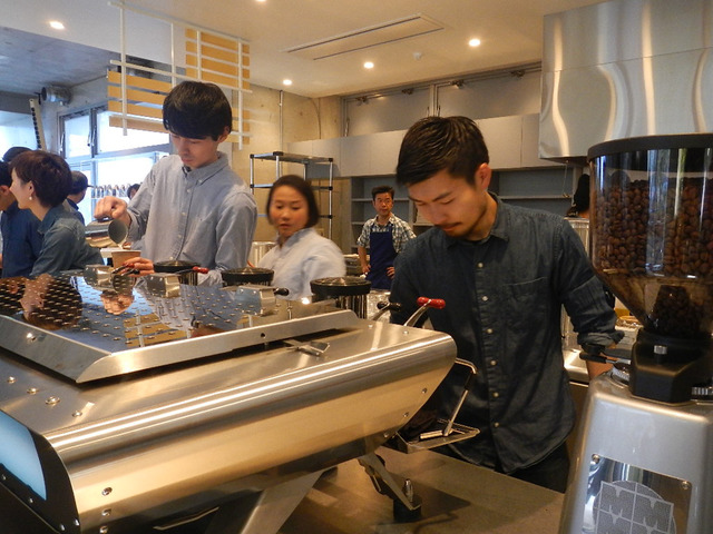 コーヒー「第三の波」は品質重視。ブルーボトル2号店青山カフェにも行列