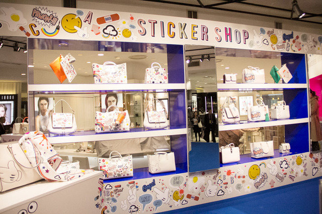 伊勢丹新宿店本館1階ザ・ステージでは3月24日までアニヤ・ハインドマーチの「STICKER SHOP」プロモーションを開催