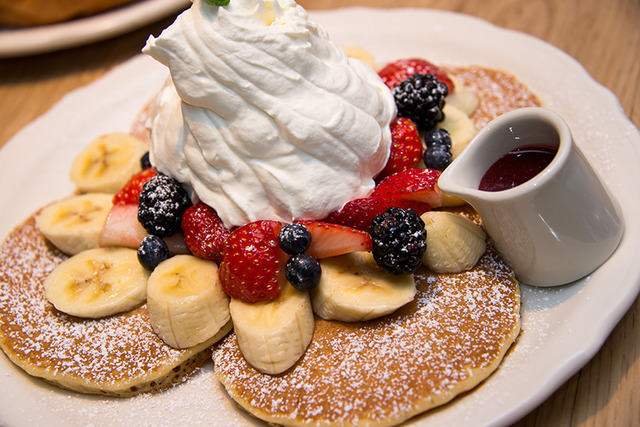 「オリジナルパンケーキハウス（THE Original PANCAKE HOUSE）」のミックスフルーツパンケーキ