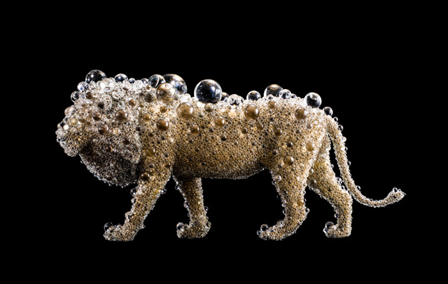 名和晃平 NAWA Kohei 《PixCell-Lion》 2015 ミクストメディア 7.2×65.5×239.1cm