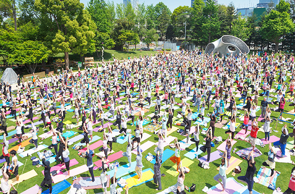 東京ミッドタウンで朝ヨガに集まった人々 in イベント「オープン ザ パーク」