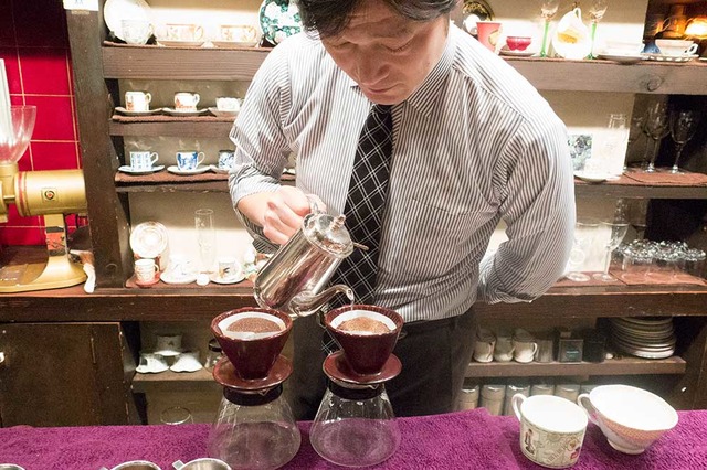 バリスタの寺島和弥さん。引き立ての豆をたっぷり使って入れるペーパードリップ