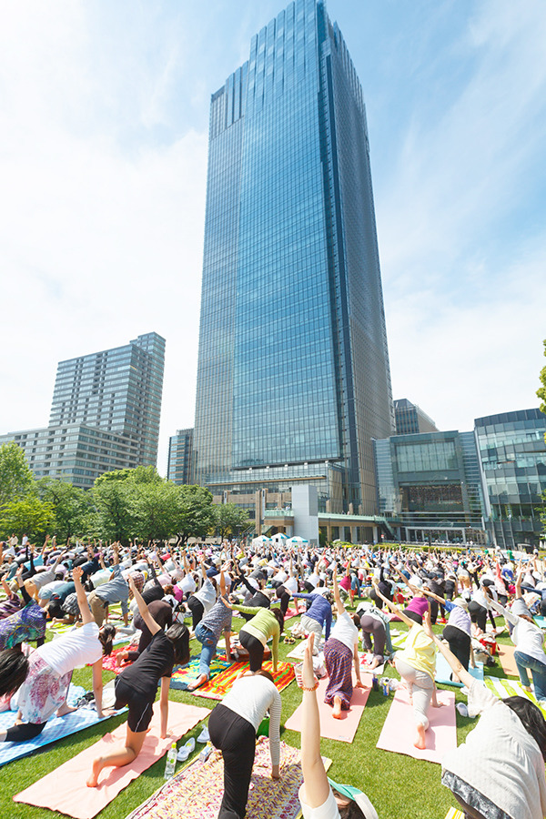 東京ミッドタウンで朝ヨガに集まった人々 in イベント「オープン ザ パーク」