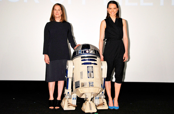 デイジー・リドリー（レイ役：写真右）＆キャスリーン・ケネディ（プロデューサー：写真左）＆R2D2（写真中央）／「スター・ウォーズ／フォースの覚醒」KICK OFF MEETING